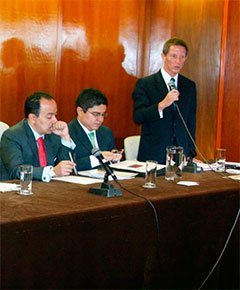 Dr Emilio Archila participó en panel de discusión